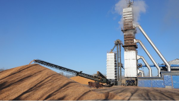 烘糧噸成本降至28元！300噸烘干塔用上秸稈直燃熱風(fēng)爐，相比燃煤一天節(jié)省一萬六！